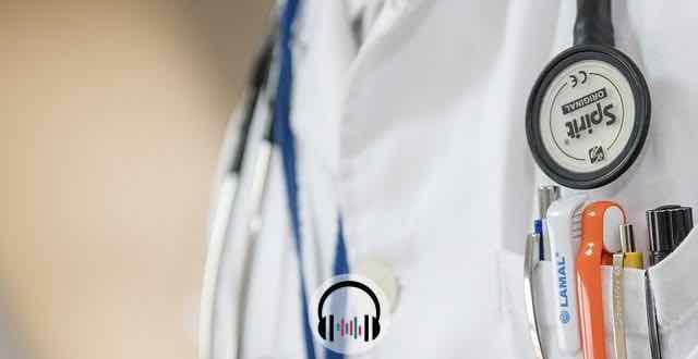 jaleco medico e um estetoscopio