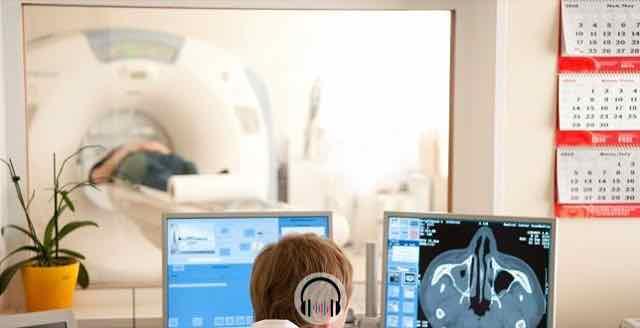 medico olhando os resultados da ressonancia magnetica