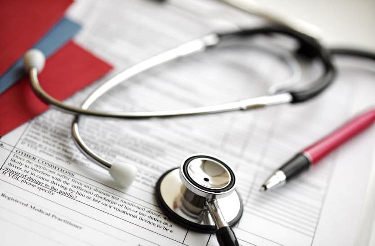 estetoscópio e prontuário médico de paciente com refluxo gastroesofágico