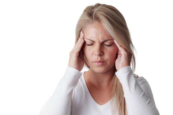 mulher com enxaqueca