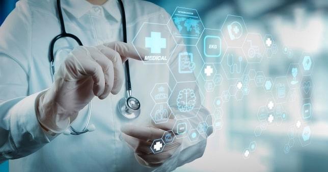 médico selecionando botões invisíveis representando inovações como prótese