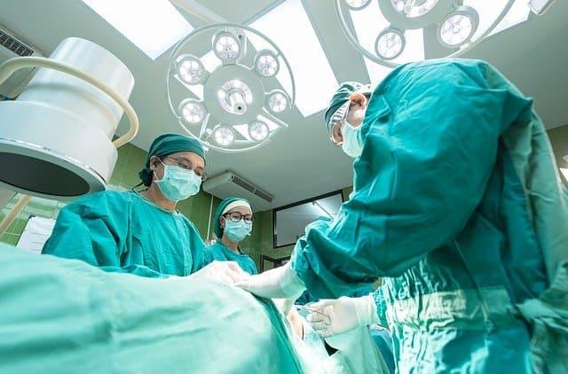 Equipe médica realiza cirurgia durante a pandemia de Covid-19