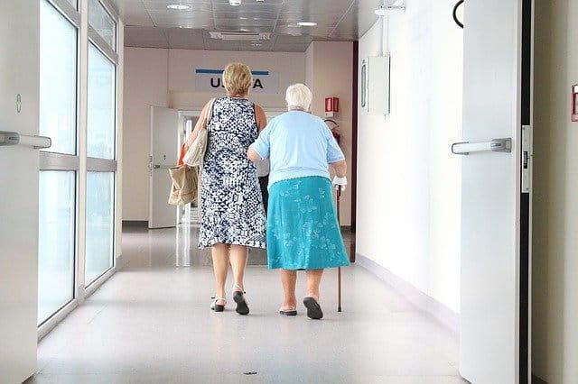Exemplo da população de idosos que adentram no hospital para realizar cirurgias de emergência