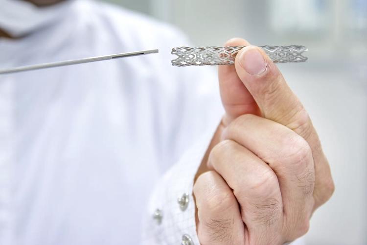 Resultados de estudo sobre o longo prazo de stents colonônicos por obstrução neoplásica.