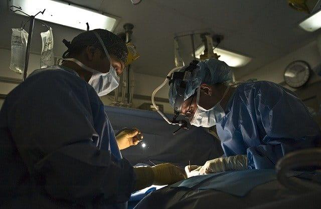 Médicos performam uma cirurgia antirrefluxo