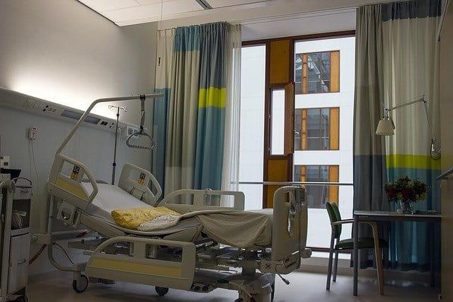 Qual deve ser a duração do repouso após cirurgias abdominais ou correção de hérnias? 