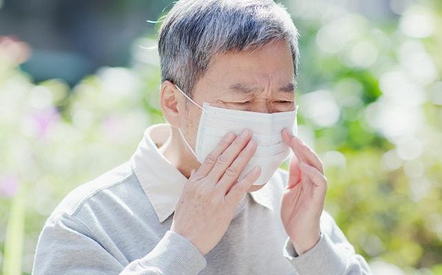 senhor usando máscara por causa da covid-19 com efeitos no cérebro