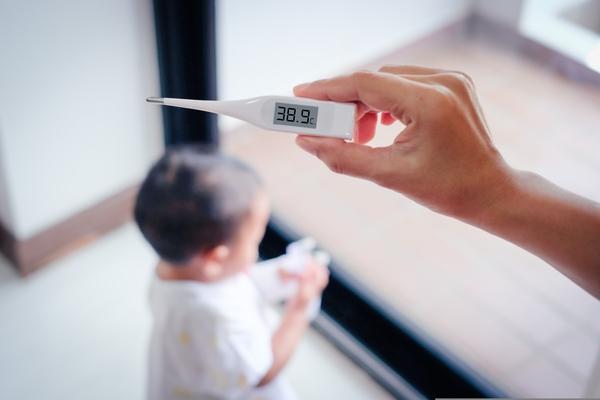 Quais fatores de risco para recorrência de uma convulsão febril?