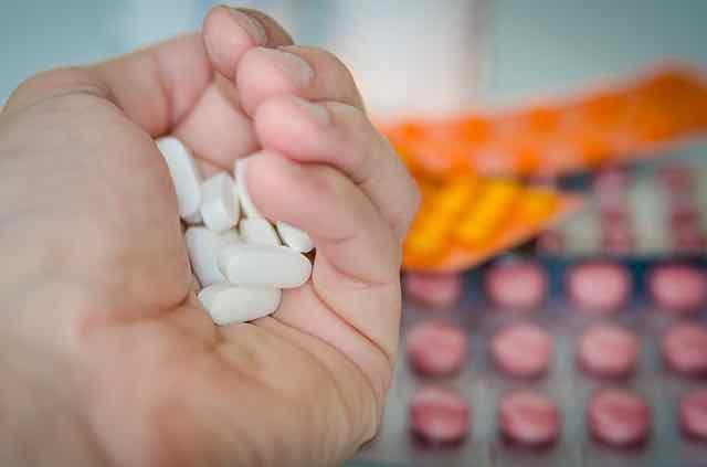 mão segurando tansulosina, medicamento para calculo renal
