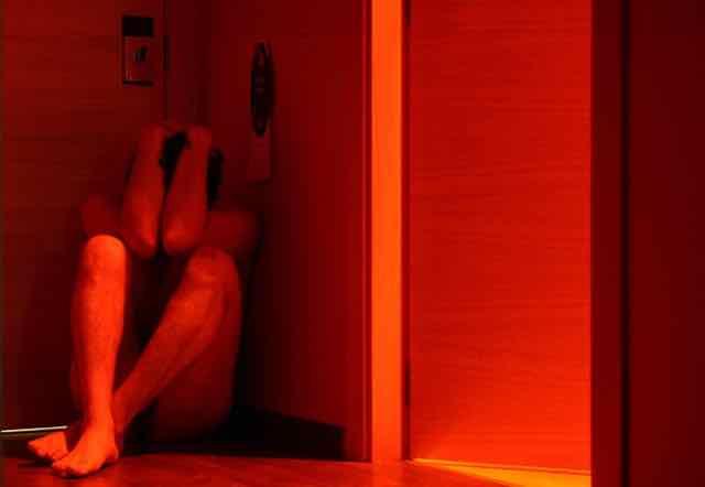 homem sentado no chão deprimido