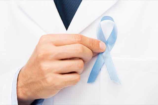 medico com laco simbolo da conscientizacao do cancer