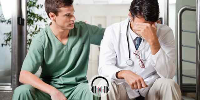 medico em depressao sendo consolado