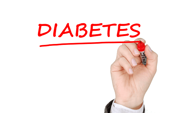 pessoa escrevendo a palavra diabetes no quadro