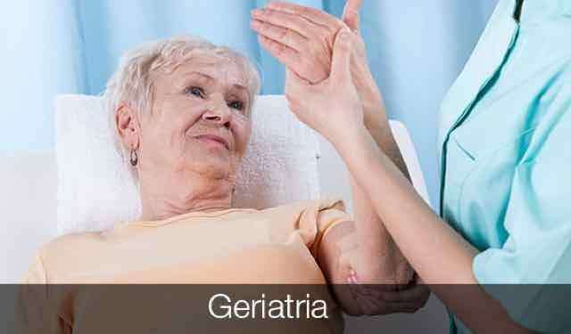 idosa sendo atendida por médico