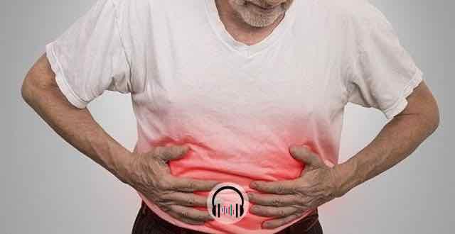 homem com as mãos no abdome
