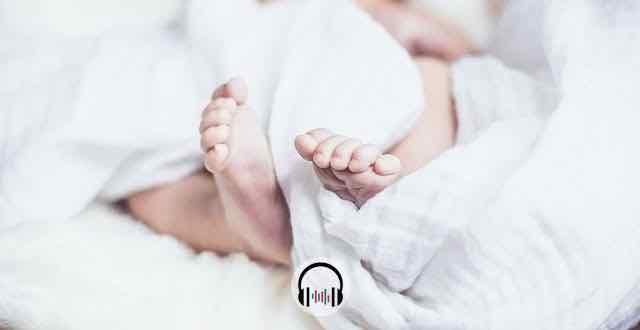 bebê enrolado em lençol com audio