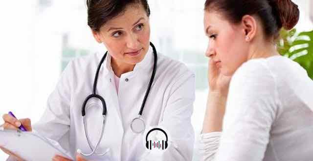 medica em consulta com paciente