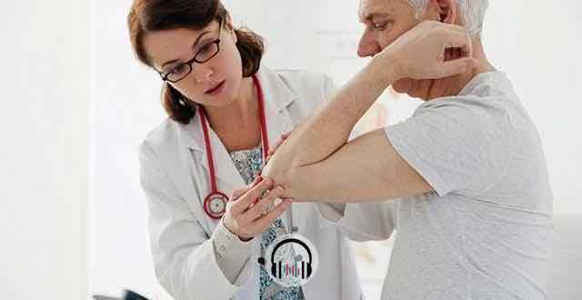 médica fazendo avaliação clínica de paciente idoso