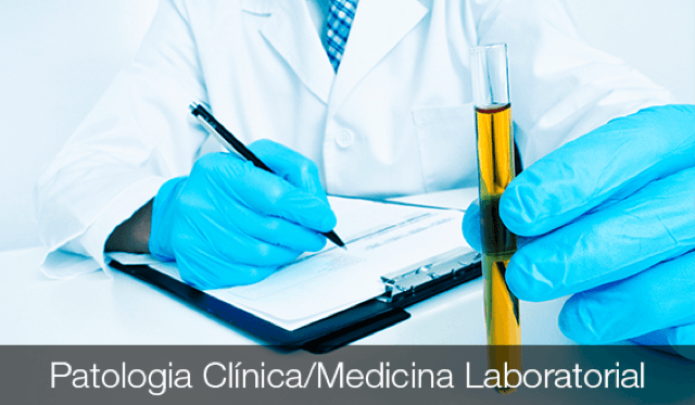 médico segurando um exame de urina