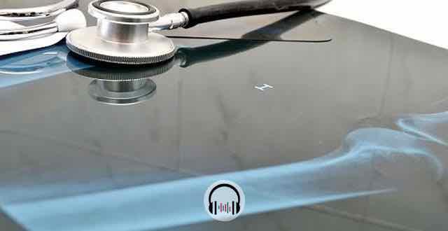 estetoscopio em cima de um raio x