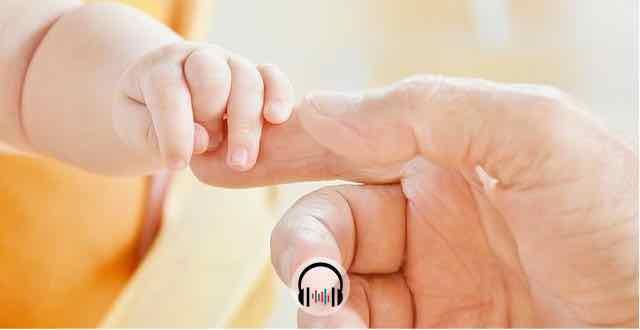 bebe segurando o dedo indicador do pai