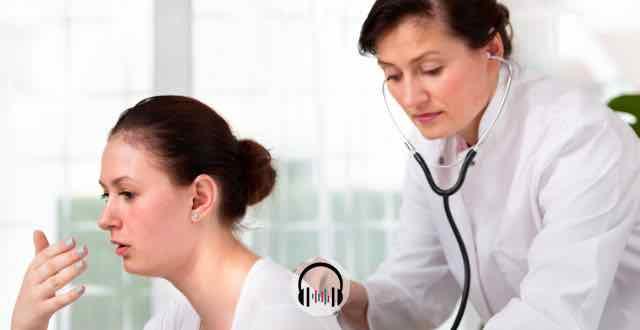 médica examinando paciente com tosse