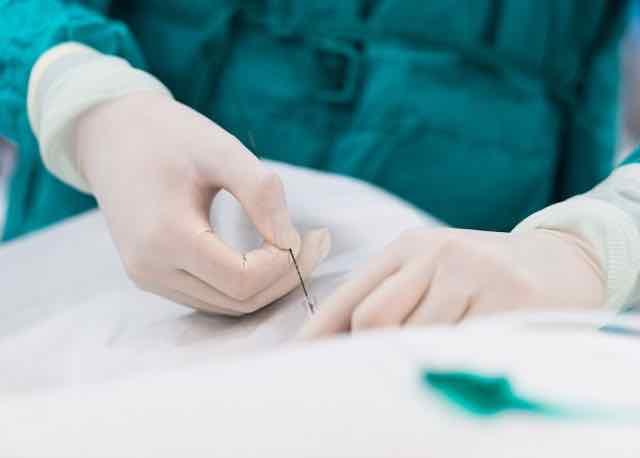 medico colocando cateter em paciente