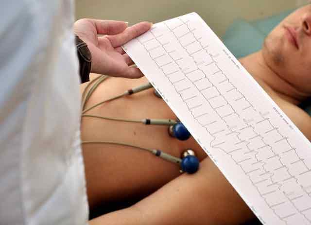 médica analisando os resultados de um eletrocardiograma