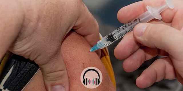 close de um braço sendo vacinado