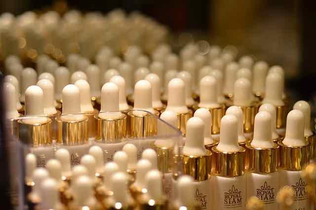 Anvisa suspende 2 comésticos e 14 medicamentos