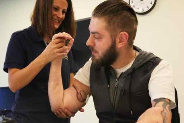 Transplante de 14 horas dá novos braços a veterano de guerra