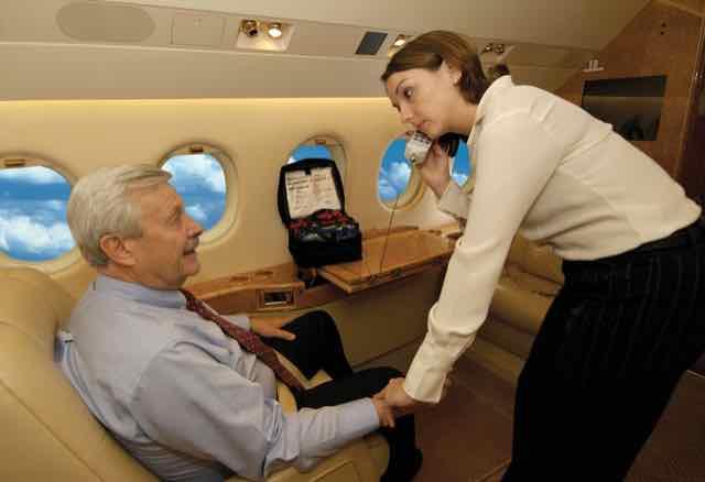 Emergências médicas em voos comerciais, o que fazer?