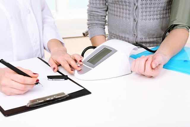 medico medindo a PA do paciente com HAS