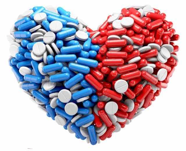 coracao feito de varias pilulas e capsulas