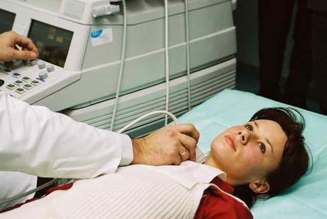 médico realizando ultrassonografia em paciente