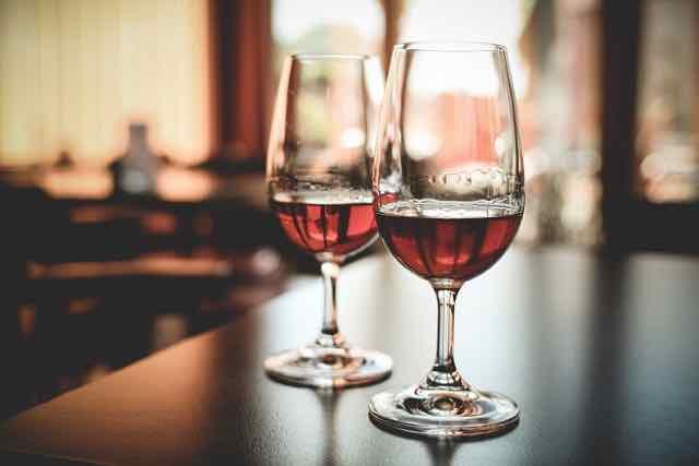 duas taças de vinho no bar