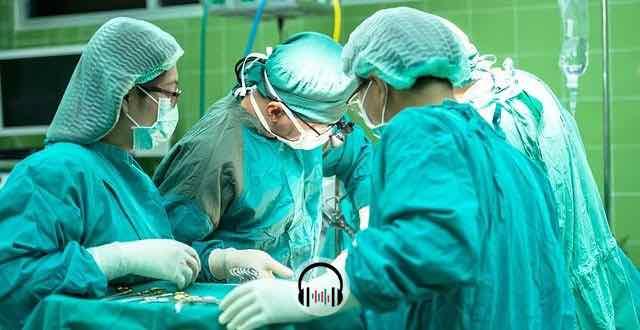 médicos na sala de cirurgia operando paciente