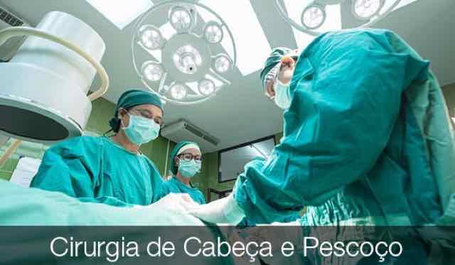 médicos em cirurgia