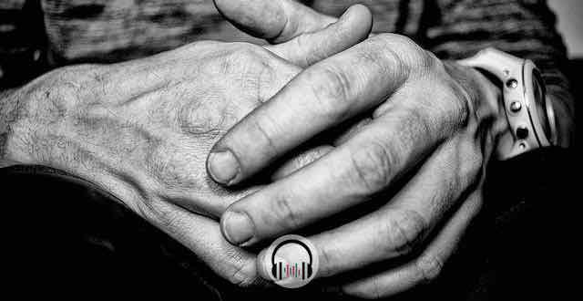 mãos de um homem em preto e branco