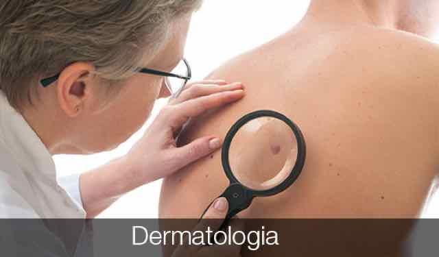 médica dermatologista olhando mancha na pele do paciente