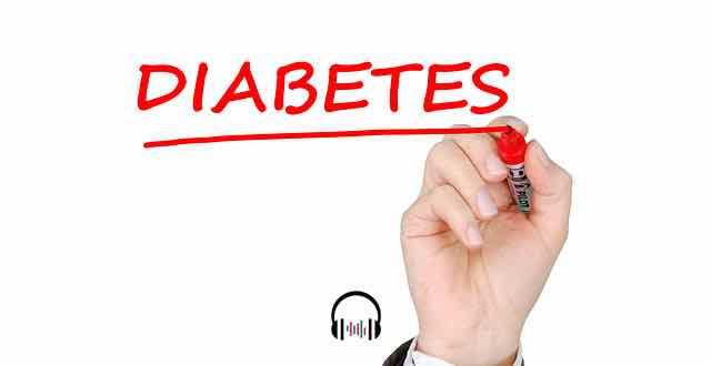 pessoa escrevendo a palavra diabetes em um quadro