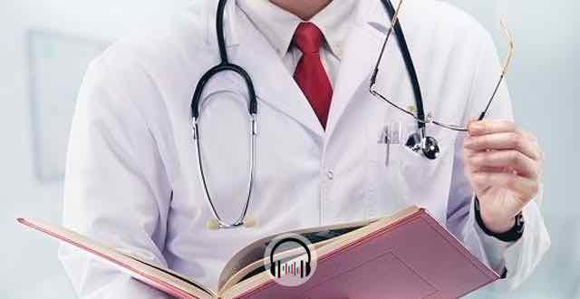 estudante de medicina segurando um livro