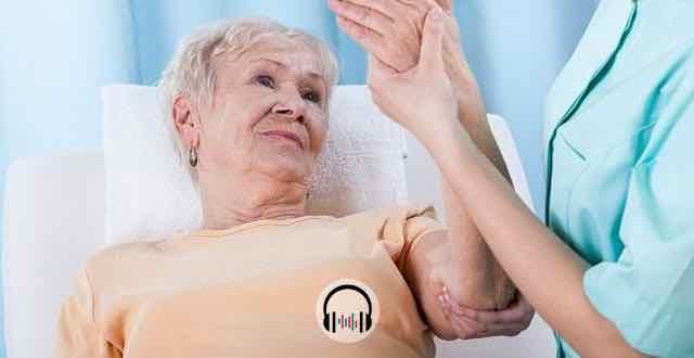 paciente em fisioterapia no braço