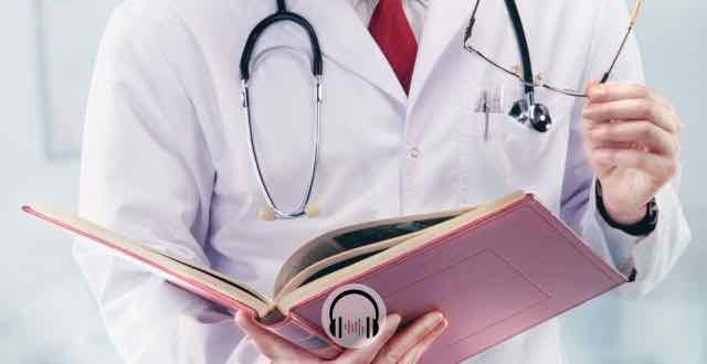 medico segurando um livro