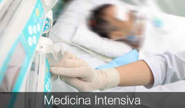 medico cuidando de paciente na UTI