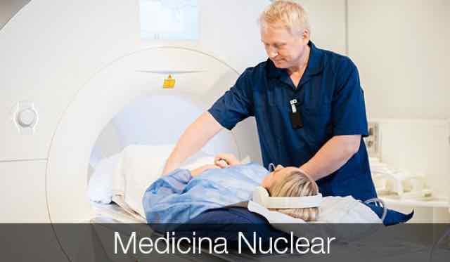 médico preparando paciente para RM