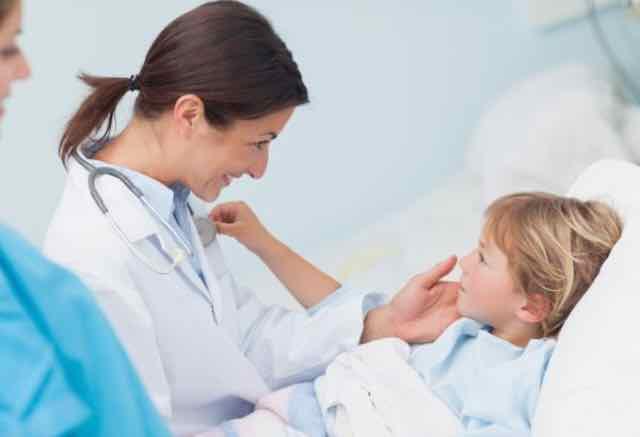 médica atendendo criança no hospital