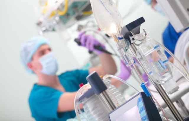 médico realizando uma endoscopia no hospital