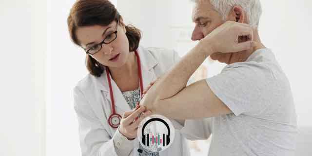 médica examinando idoso com dor no cotovelo
