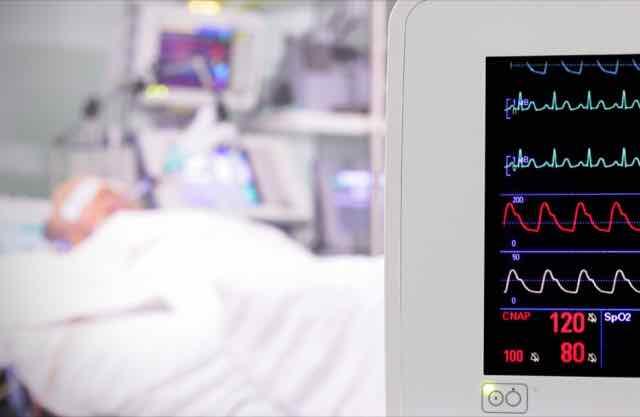 monitor cardiaco em sala de emergencia com paciente grave